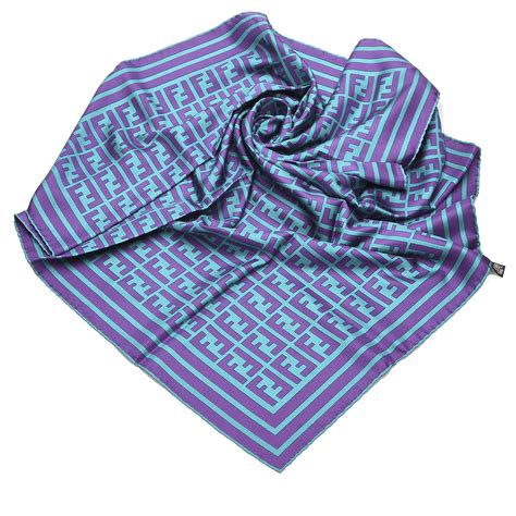 Foulard Fendi pour femme .